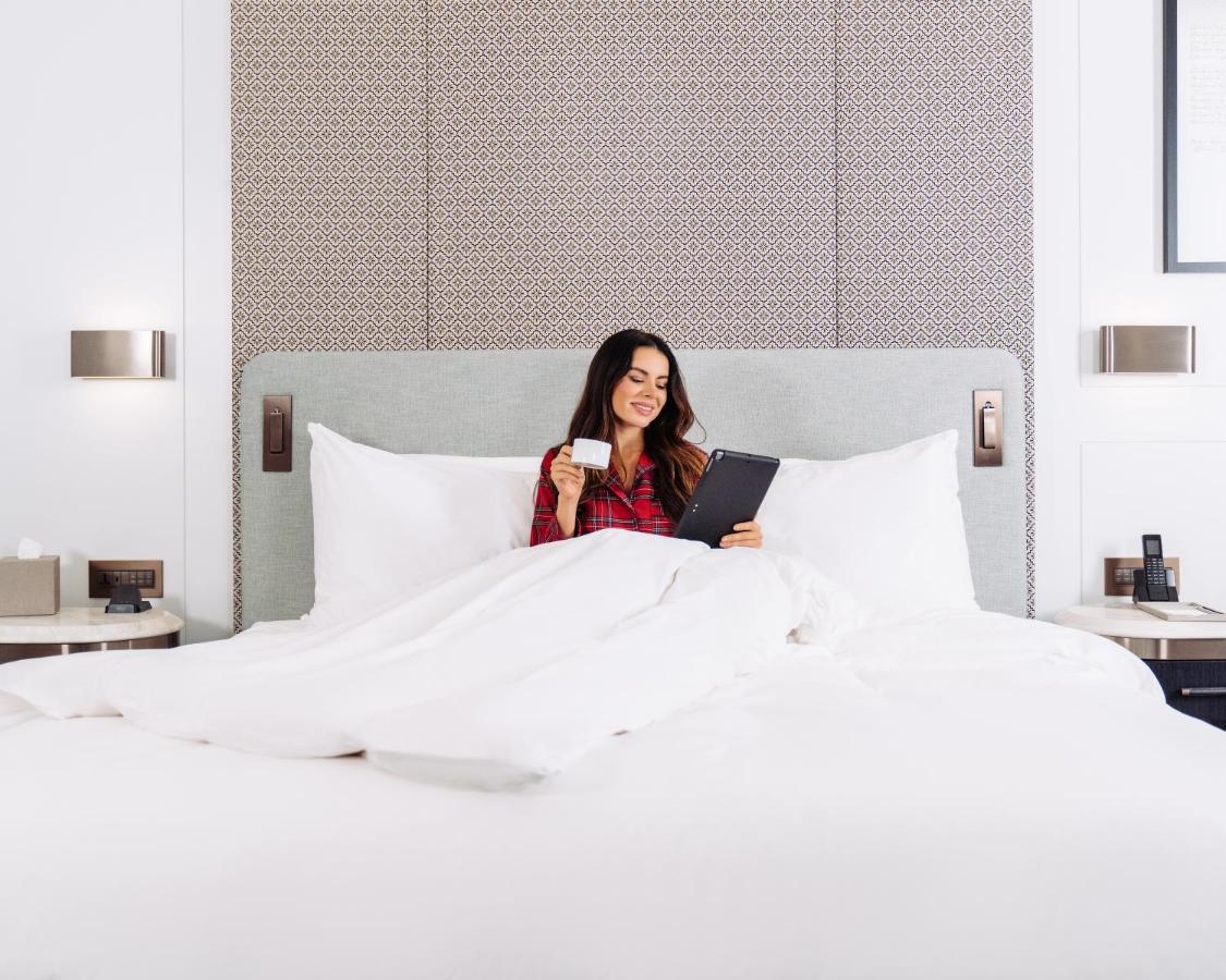 Address Istanbul Hotel Eksteriør billede A guest in a bedroom at the Hilton London Paddington
