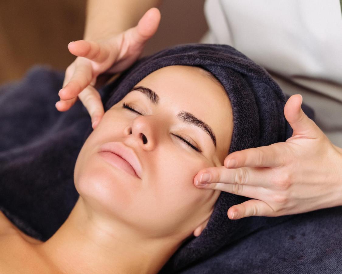 Address Istanbul Hotel Eksteriør billede A woman receiving a facial massage