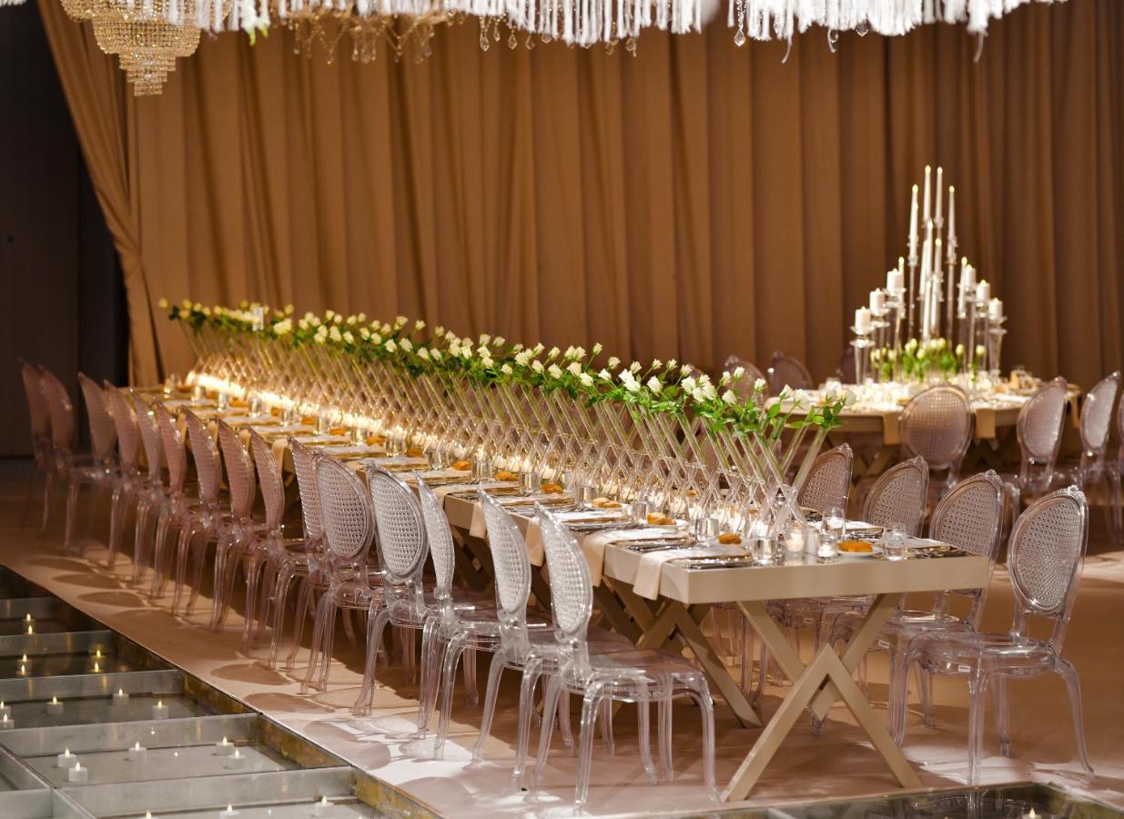 Address Istanbul Hotel Eksteriør billede A long table with chairs