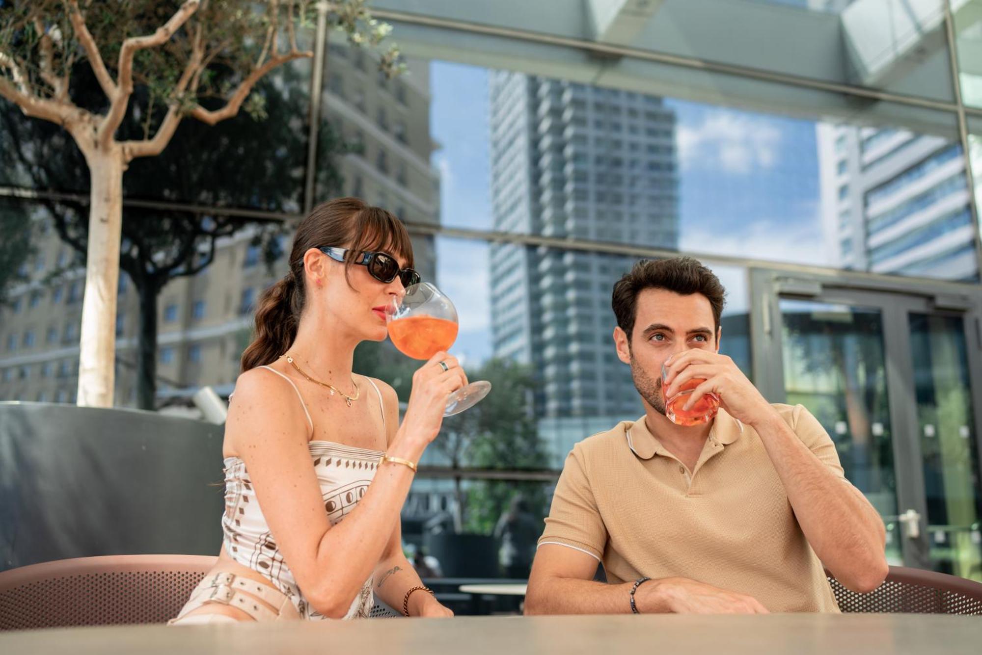 Address Istanbul Hotel Eksteriør billede A couple drinking Aperol Spritz